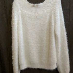 New Women’s white fluffy sweater, size XL.